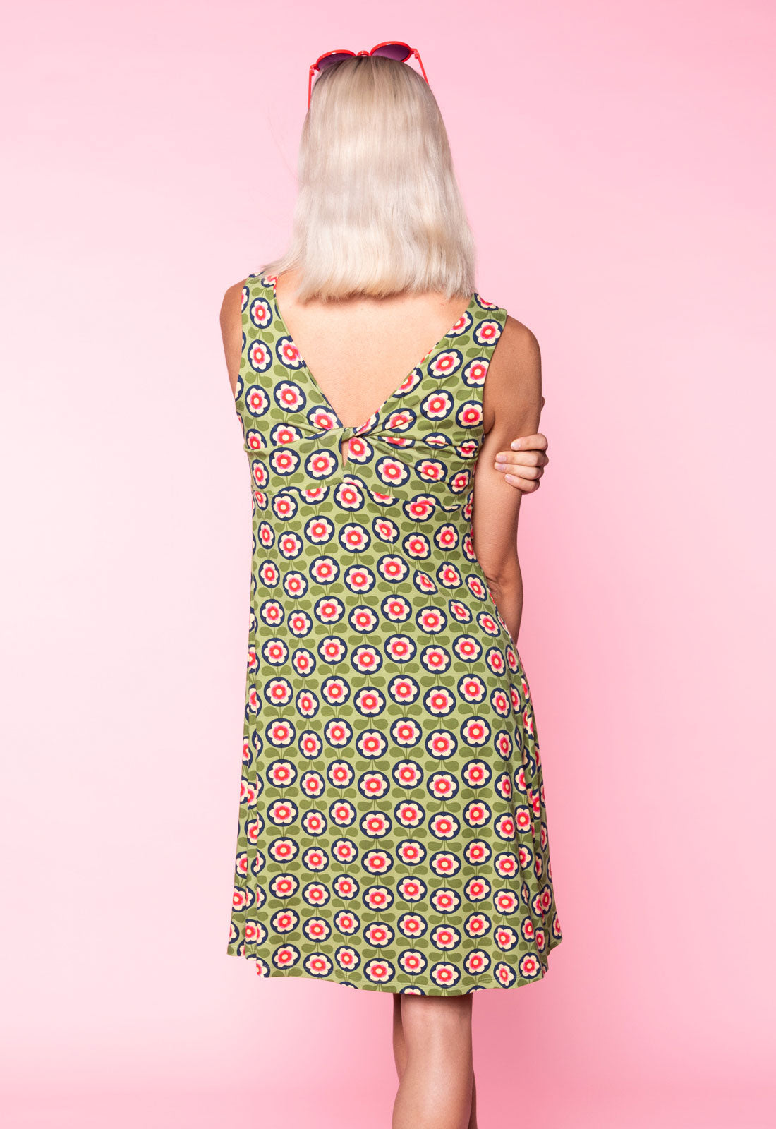 S26Dress-V6 – Ärmelloses Kleid mit Twist-Detail und schwingendem Rock