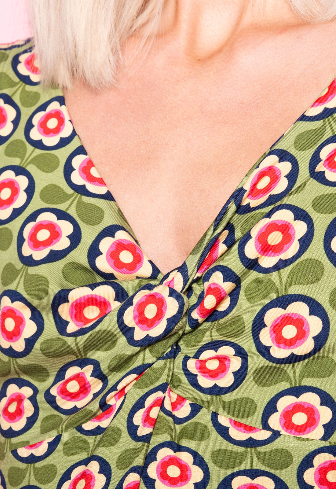 S26Dress-V6 – Ärmelloses Kleid mit Twist-Detail und schwingendem Rock