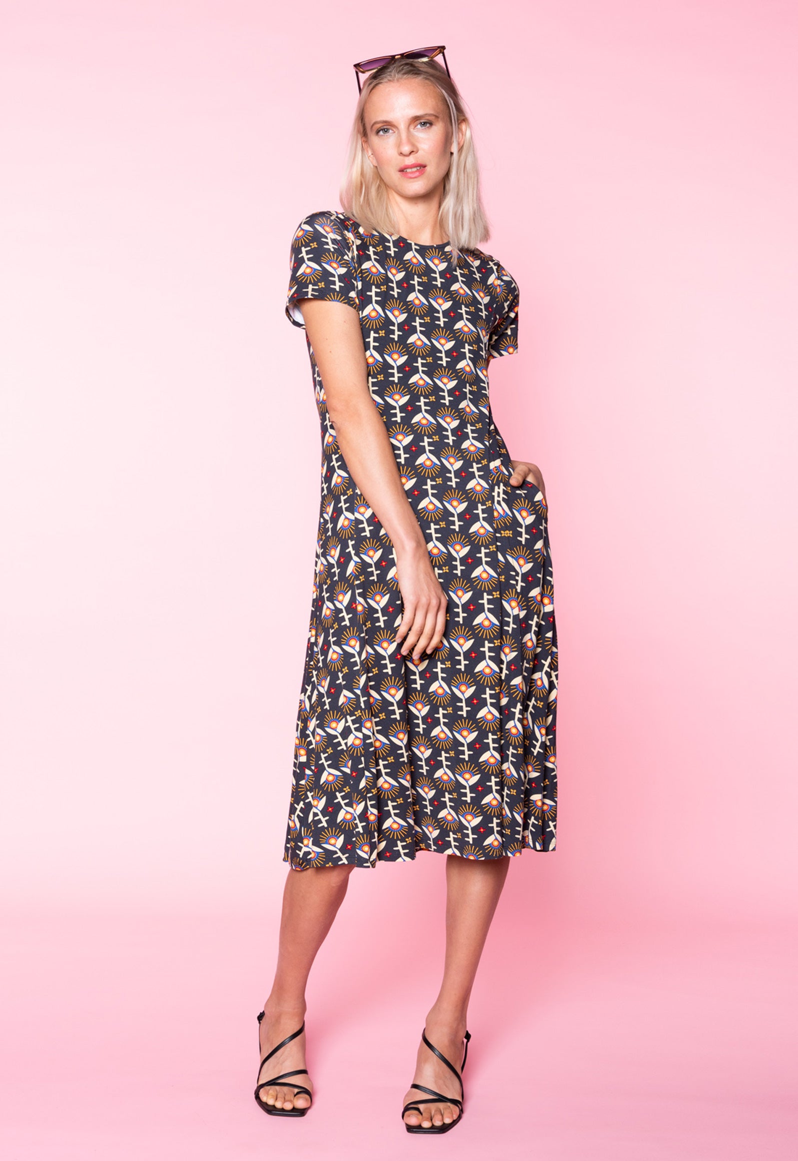 S26Dress-V9 – Langes Kleid mit figurbetontem Oberteil und weitem Rock