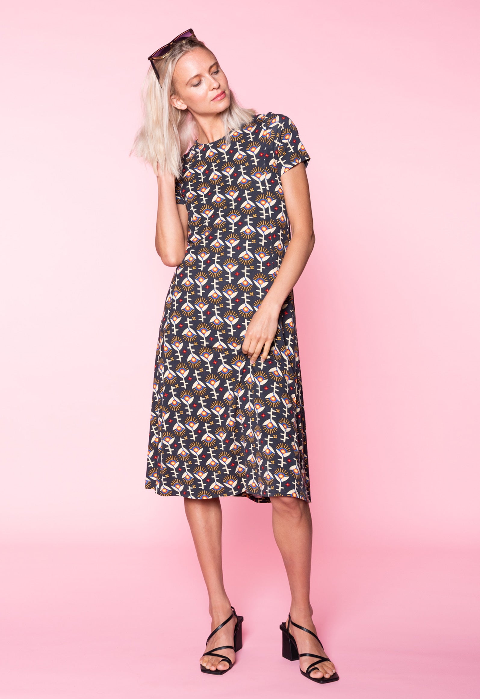 S26Dress-V9 – Langes Kleid mit figurbetontem Oberteil und weitem Rock