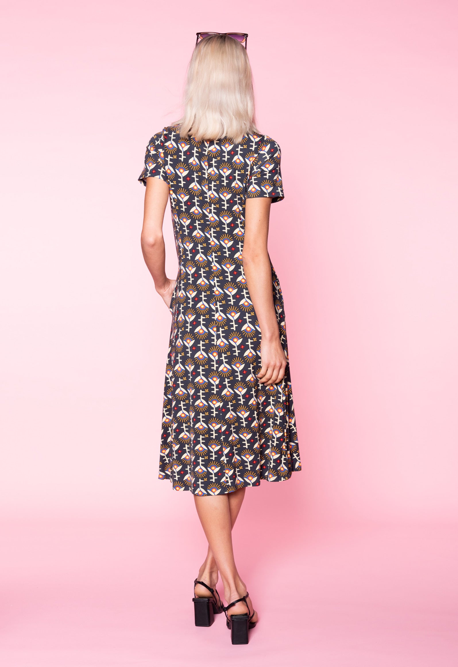S26Dress-V9 – Langes Kleid mit figurbetontem Oberteil und weitem Rock