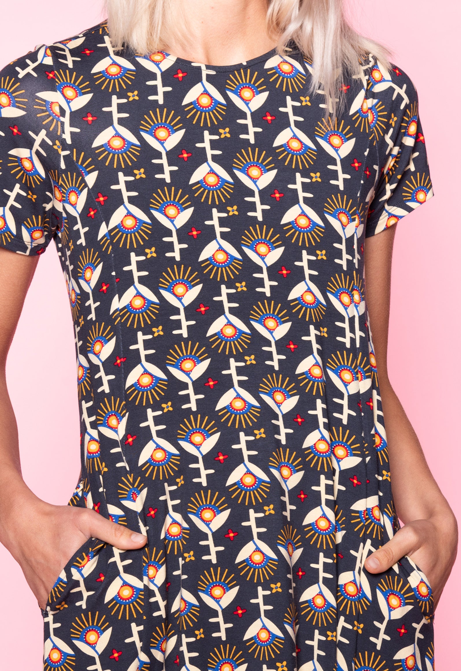 S26Dress-V9 – Langes Kleid mit figurbetontem Oberteil und weitem Rock