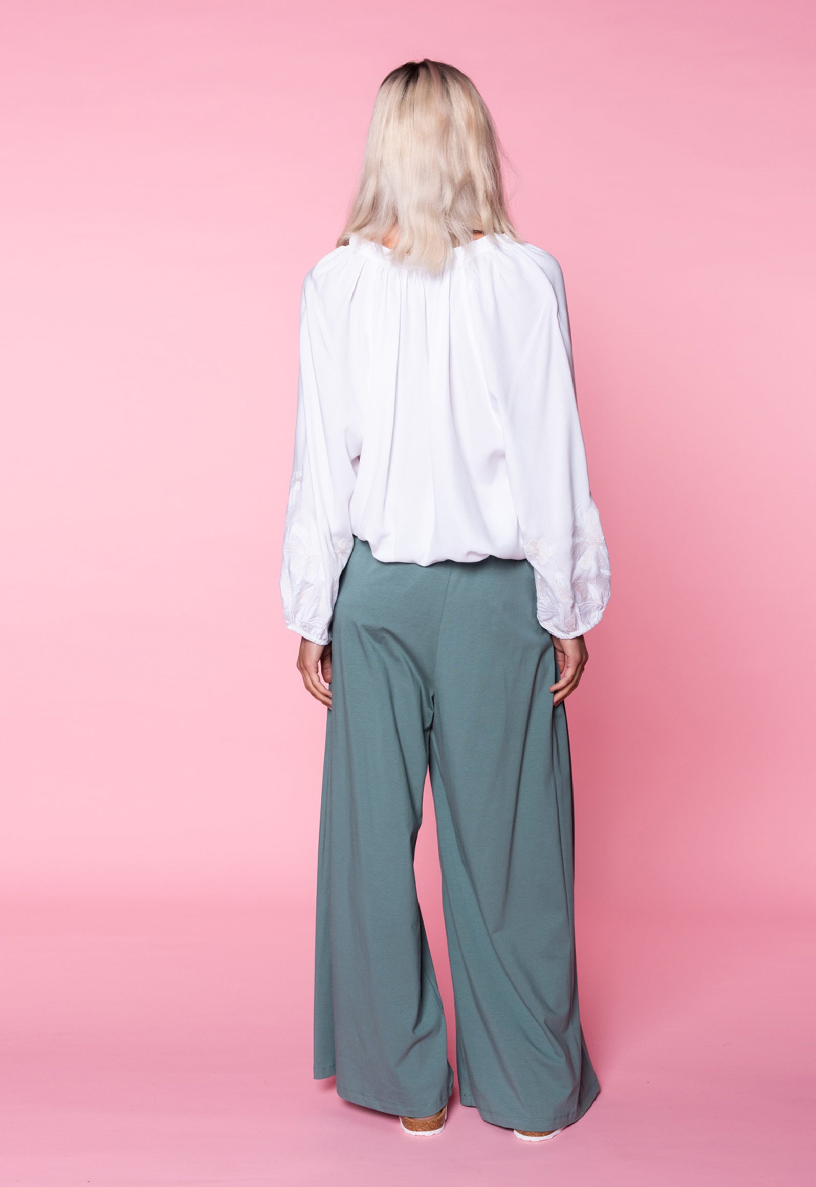 Das Model ist 170 cm groß und trägt Größe M.