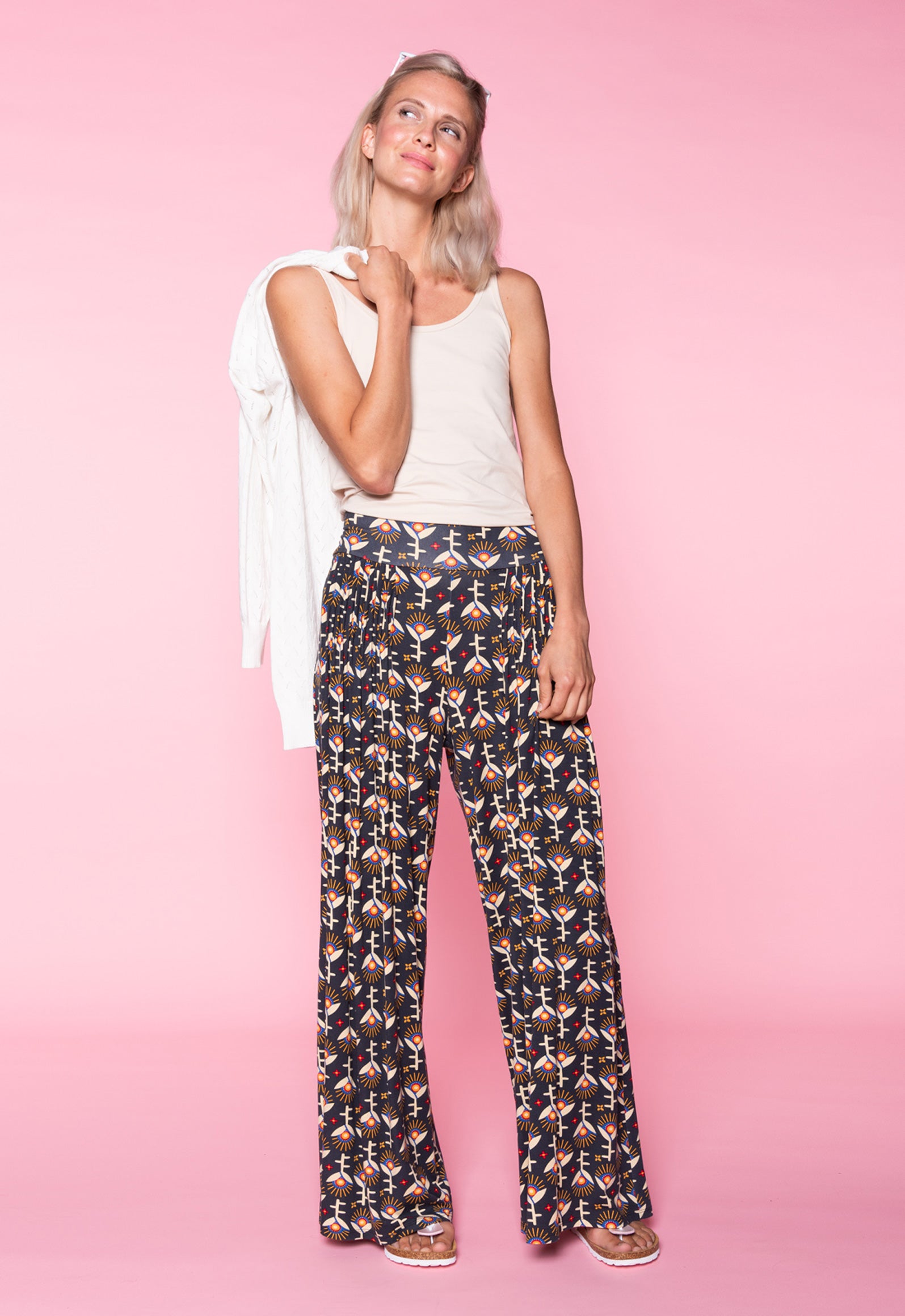 Das Model ist 170 cm groß und trägt Größe M.