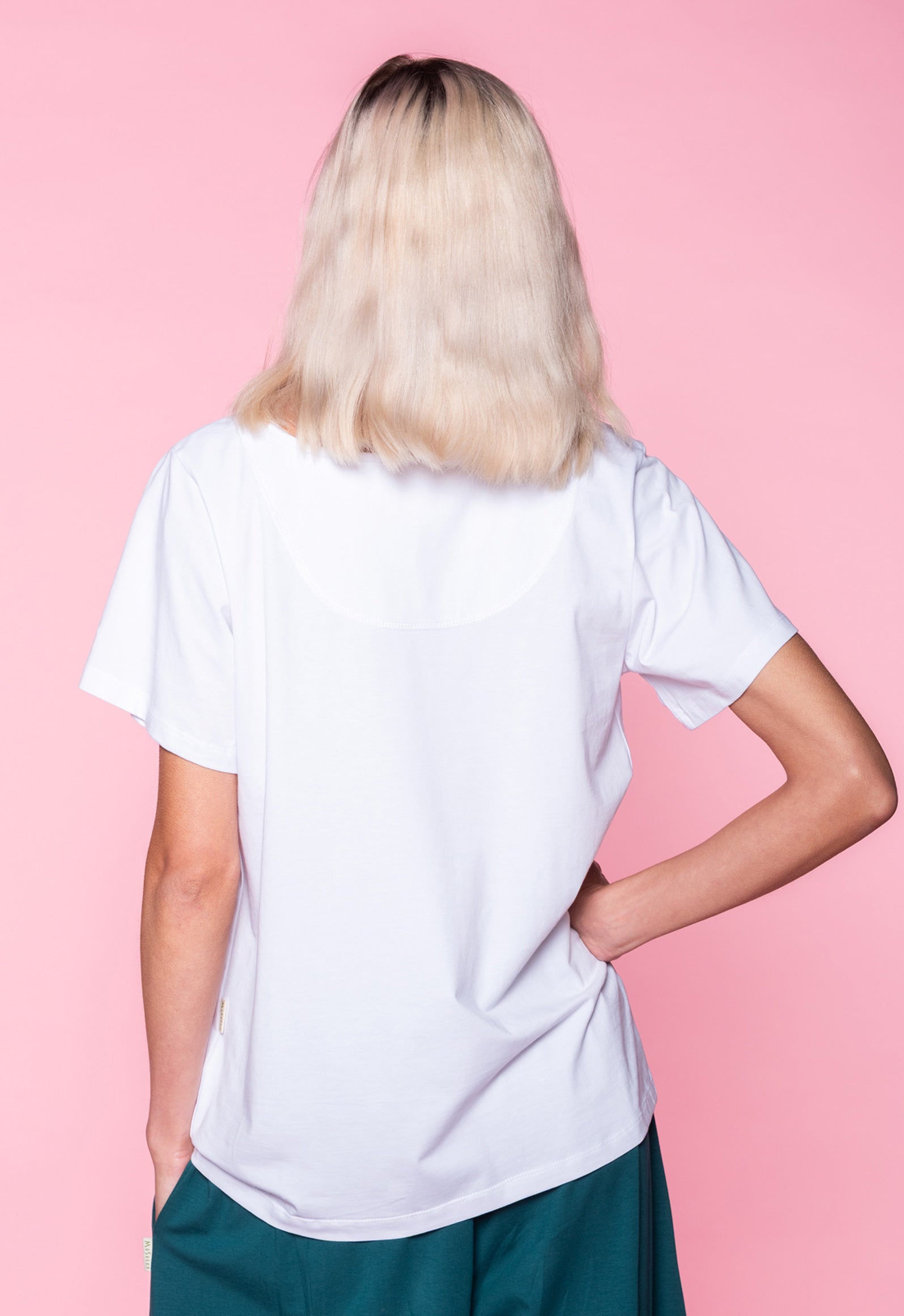 Das Model ist 170 cm groß und trägt Größe M.