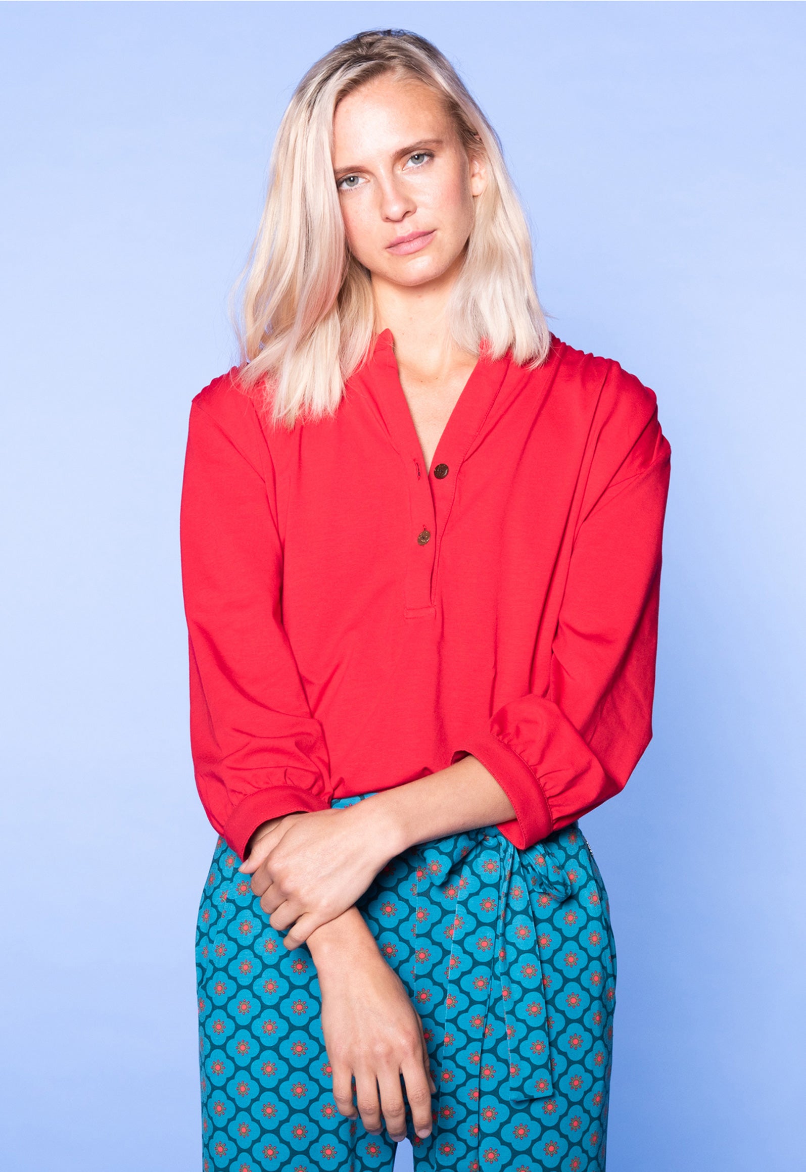 Das Model ist 170 cm groß und trägt Größe M.