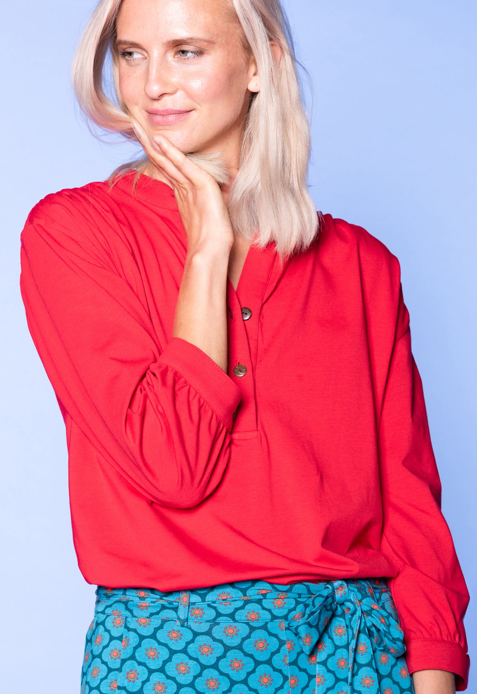 Das Model ist 170 cm groß und trägt Größe M.