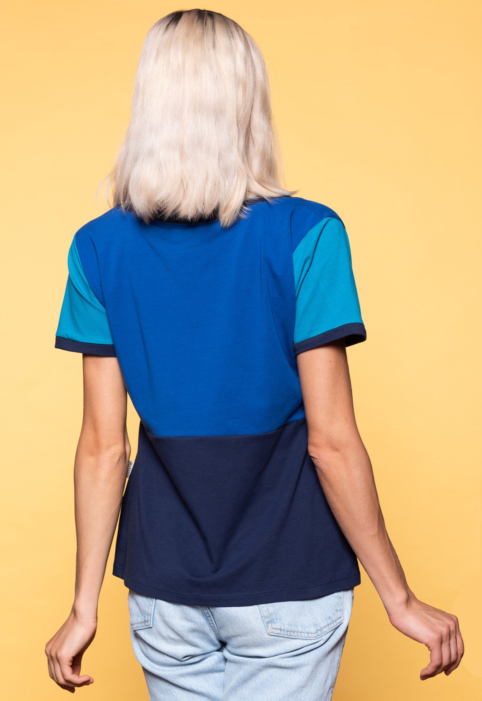 Das Model ist 170 cm groß und trägt Größe M.