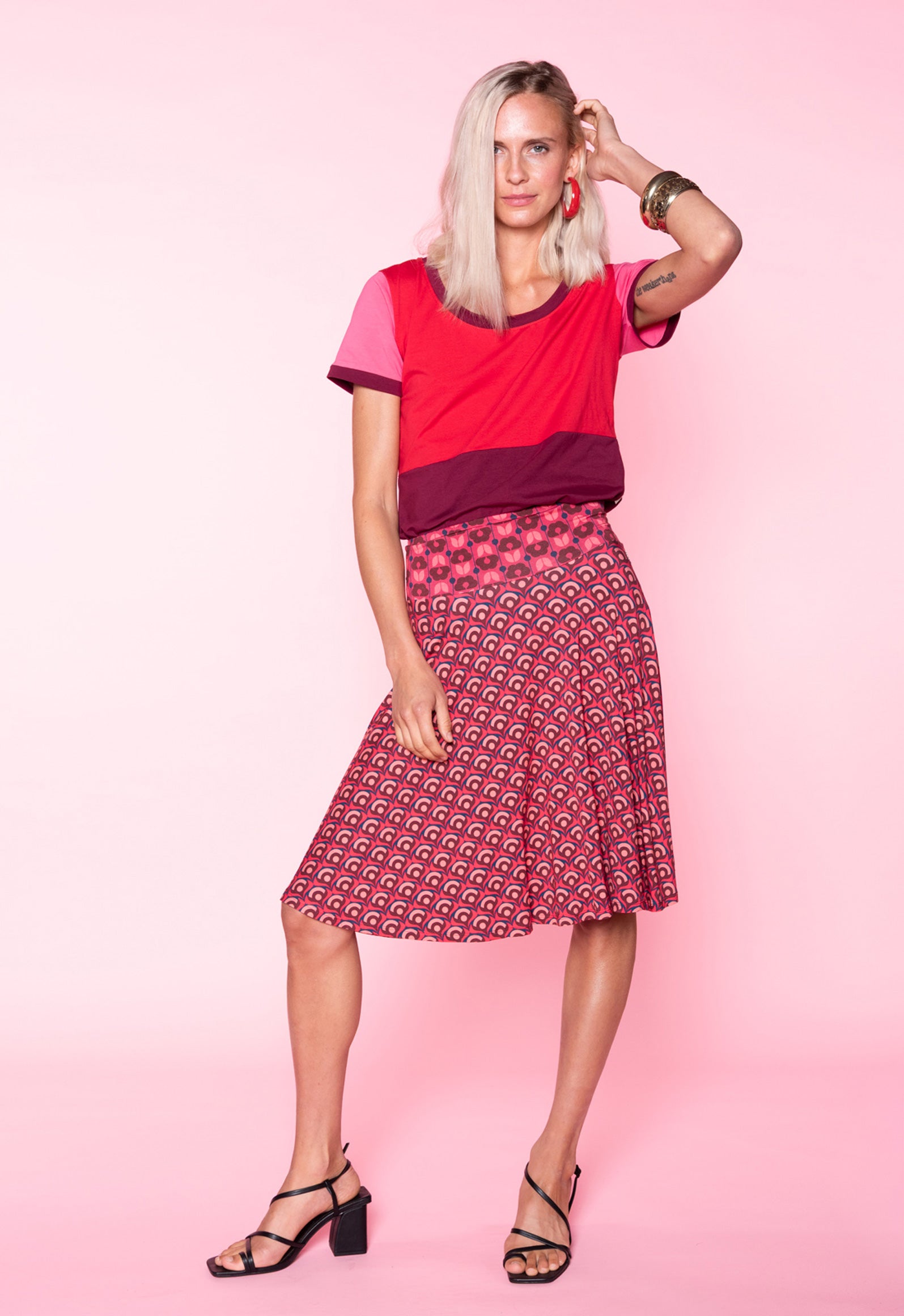 Das Model ist 170 cm groß und trägt Größe M.