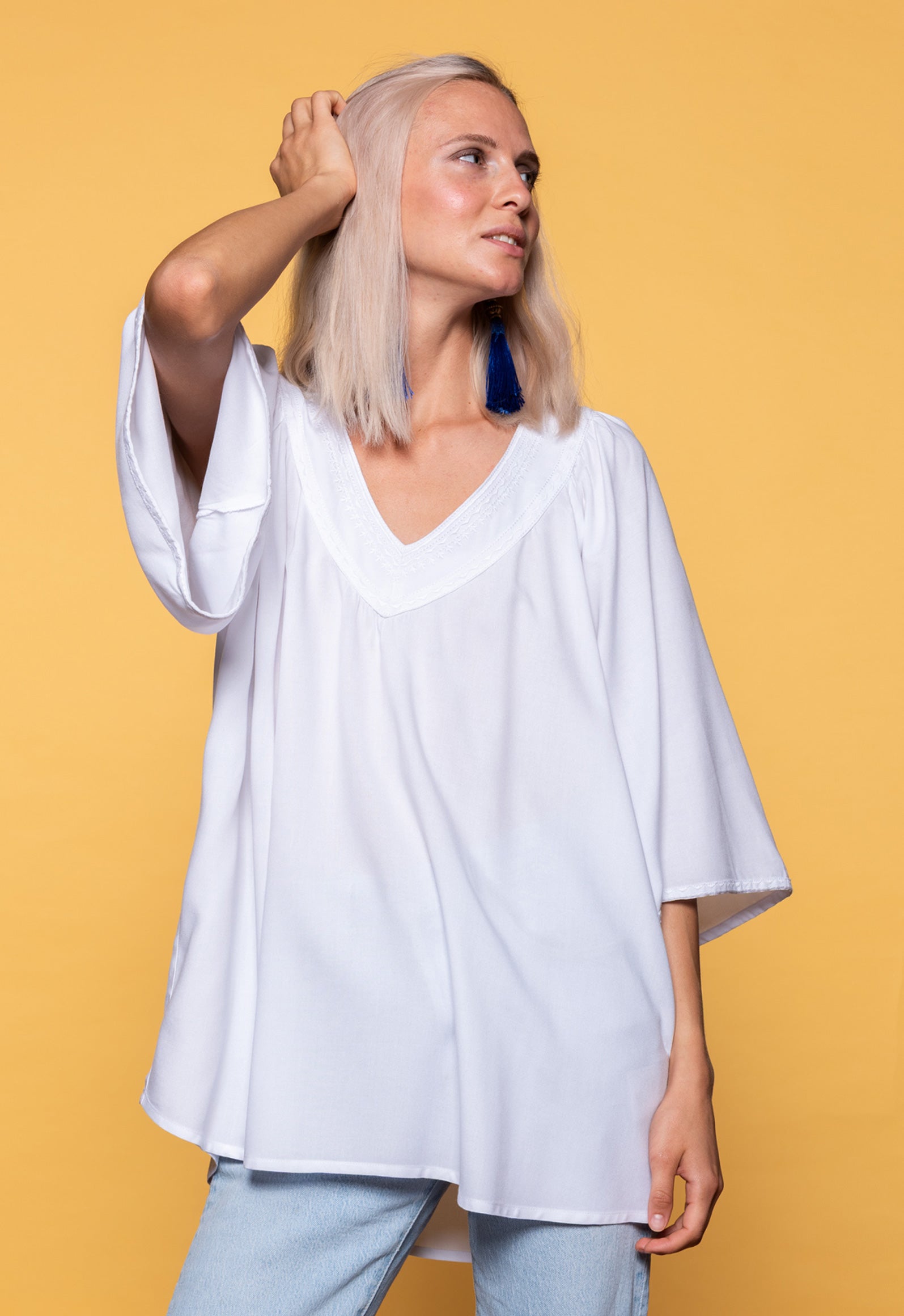 S26Top-SR1 – Luftiges Loose-Fit Top mit besticktem V-Ausschnitt