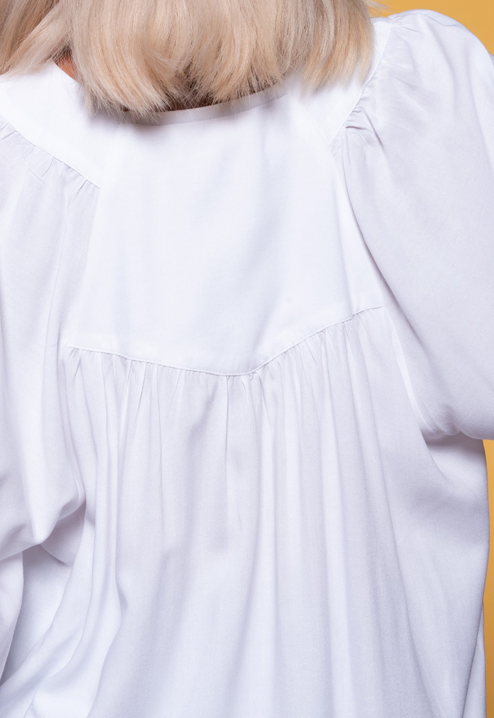 S26Top-SR1 – Luftiges Loose-Fit Top mit besticktem V-Ausschnitt