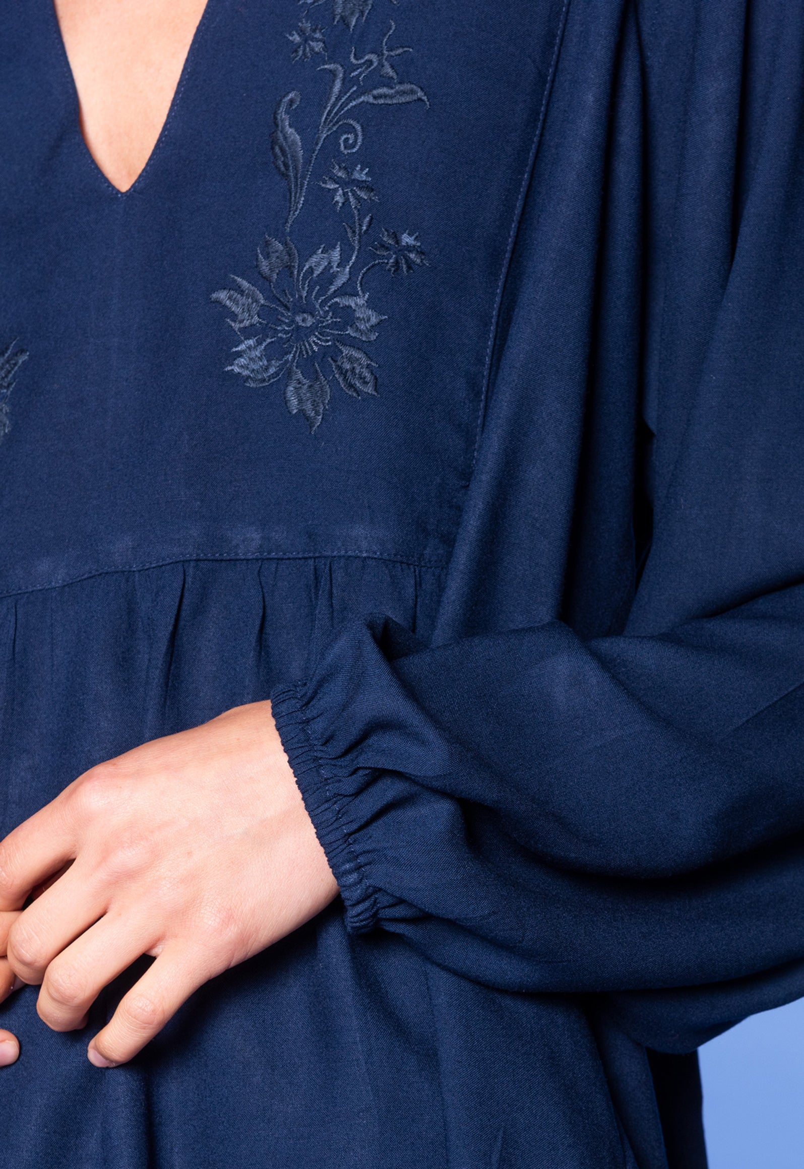 S26Top-SR3 – Besticktes Top mit langen Ärmeln