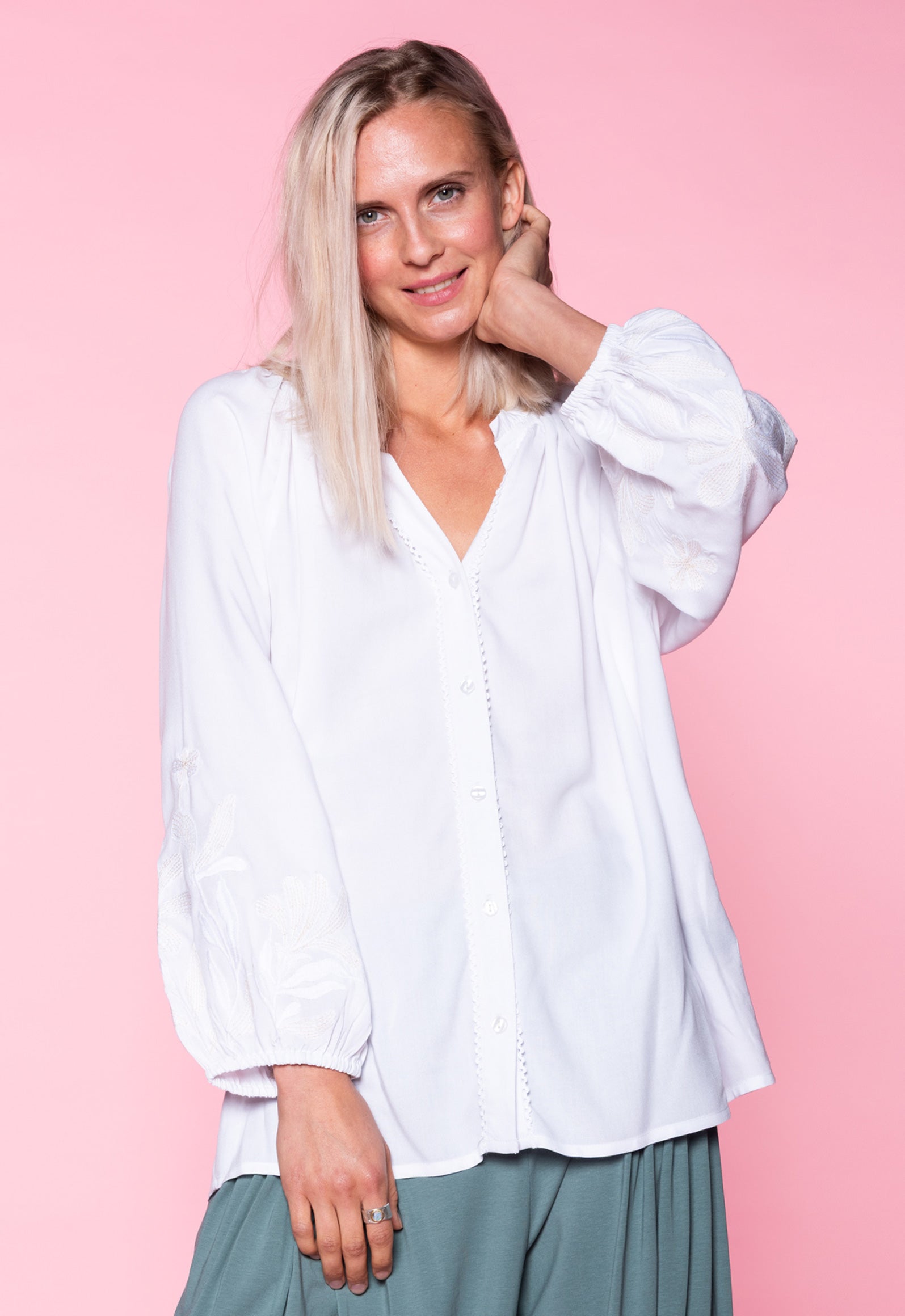 S26Top-SR4 – Bestickte Bluse mit weiten Ärmeln