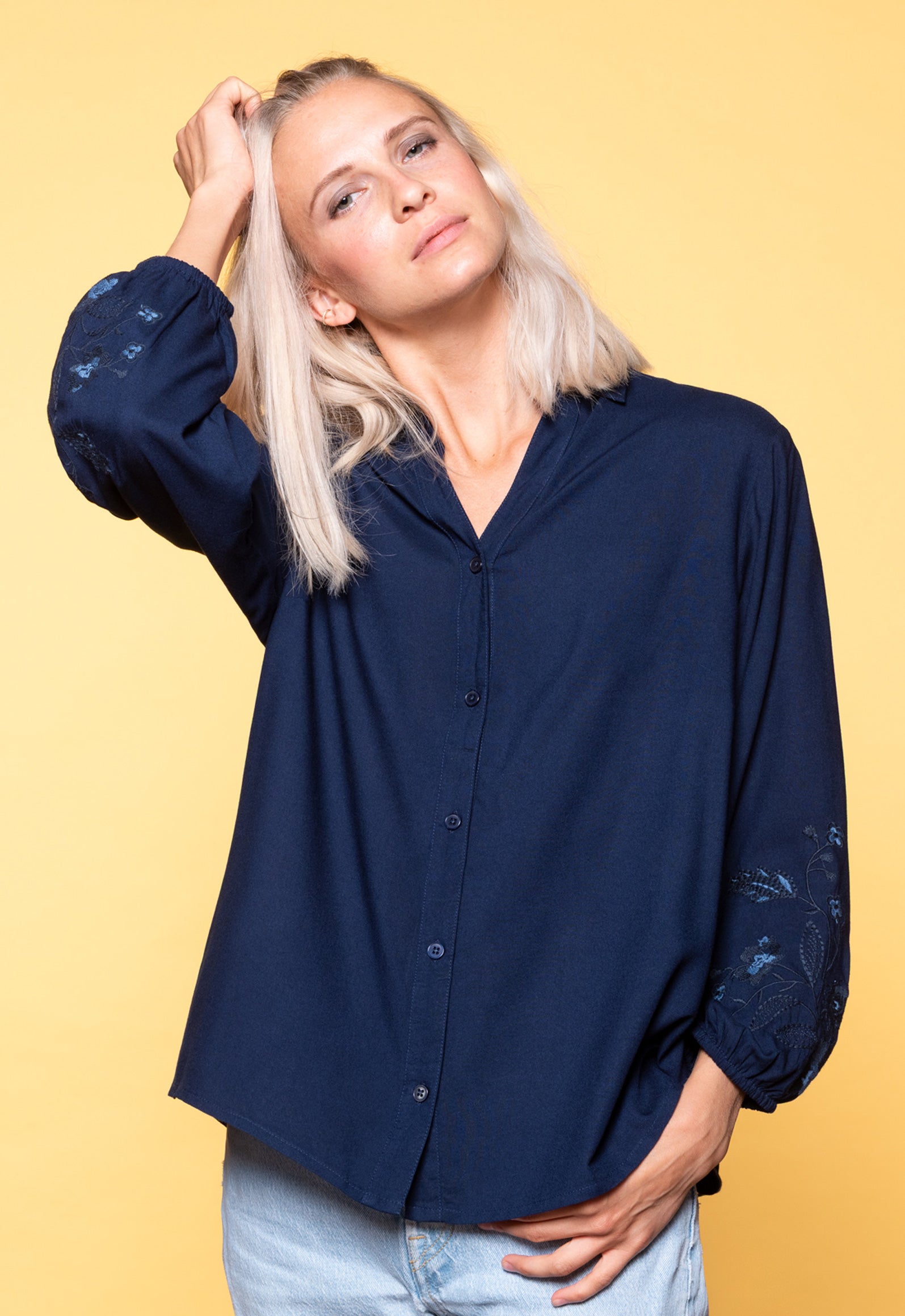 S26Top-SR5 – Hemdbluse mit Stickerei & High-Low-Schnitt