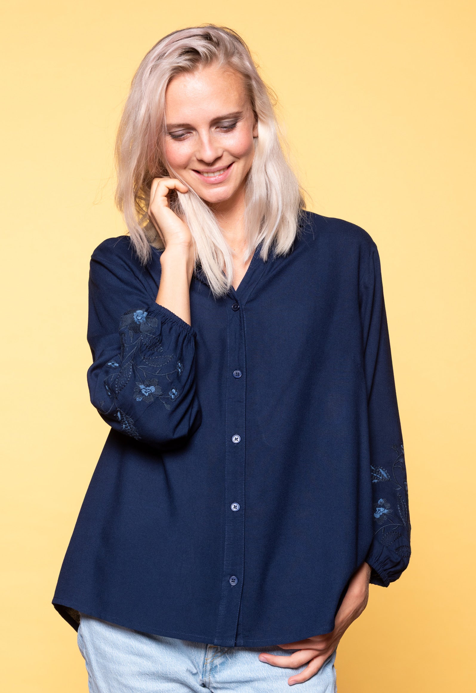 S26Top-SR5 – Hemdbluse mit Stickerei & High-Low-Schnitt