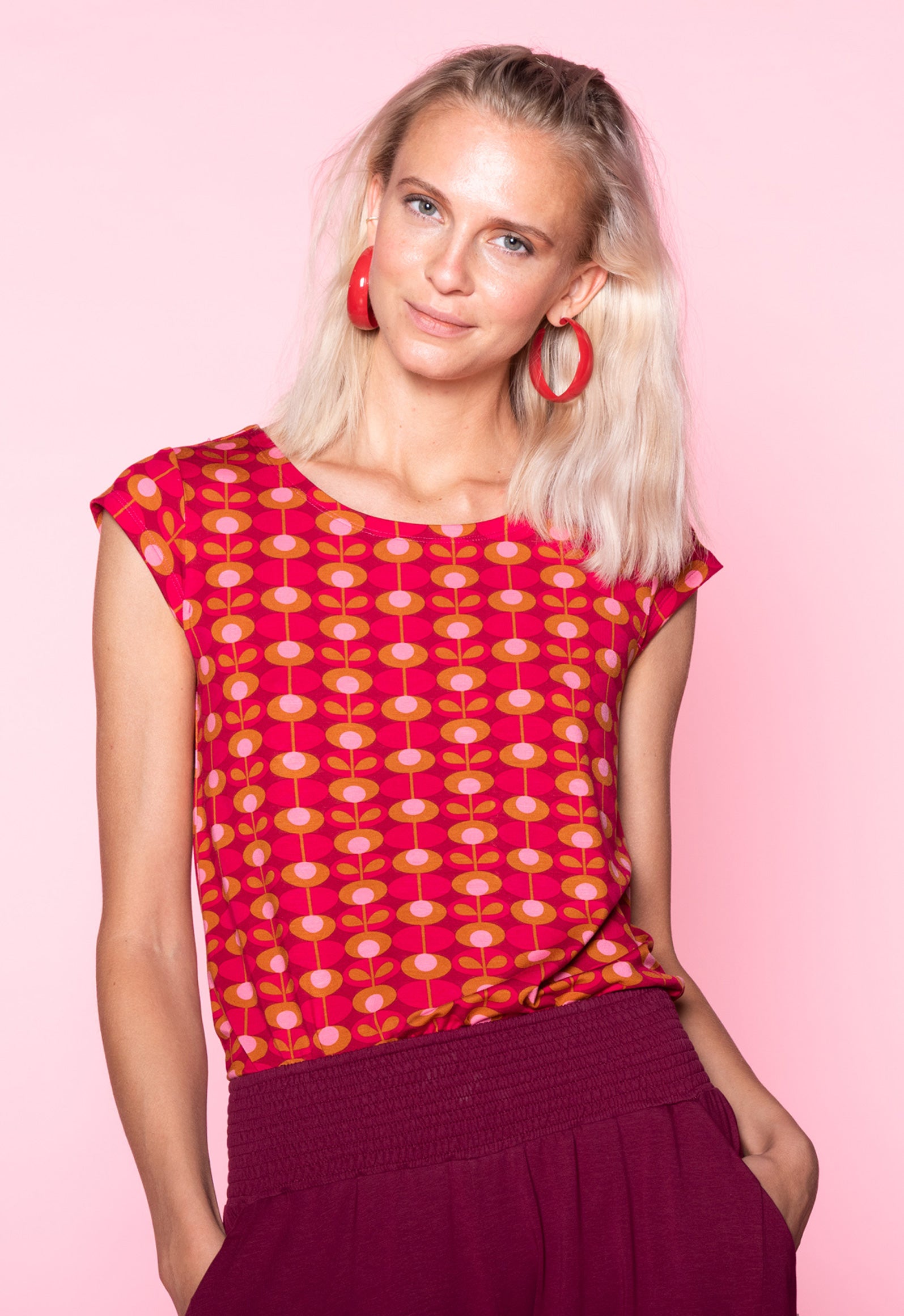 Das Model ist 170 cm groß und trägt Größe M.