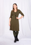Kleid mit V-Ausschnitt, halblangen Ärmeln und Zierbändern - VD01W23