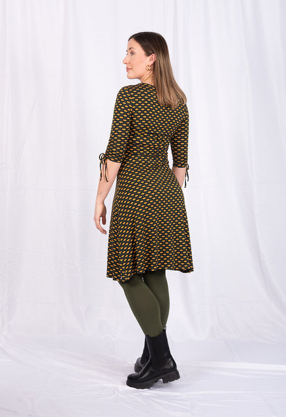 Kleid mit V-Ausschnitt, halblangen Ärmeln und Zierbändern - VD01W23