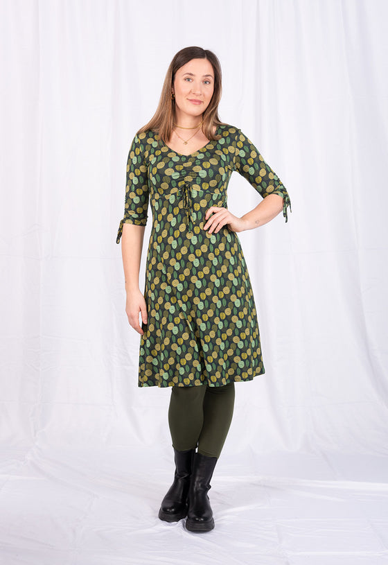 Kleid mit V-Ausschnitt, halblangen Ärmeln und Zierbändern - VD01W23