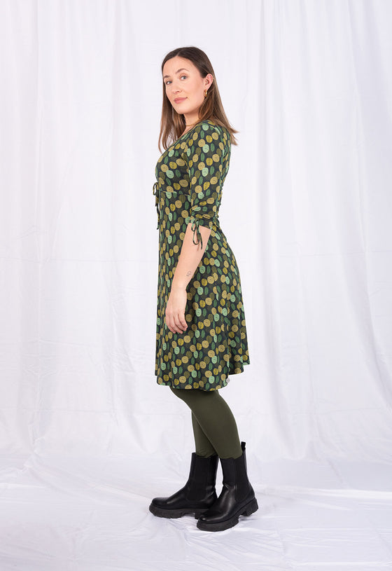Kleid mit V-Ausschnitt, halblangen Ärmeln und Zierbändern - VD01W23