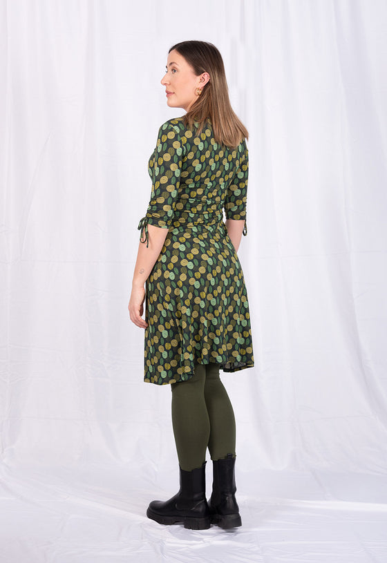Kleid mit V-Ausschnitt, halblangen Ärmeln und Zierbändern - VD01W23