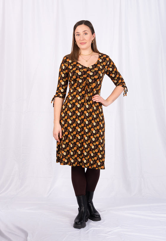 Kleid mit V-Ausschnitt, halblangen Ärmeln und Zierbändern - VD01W23