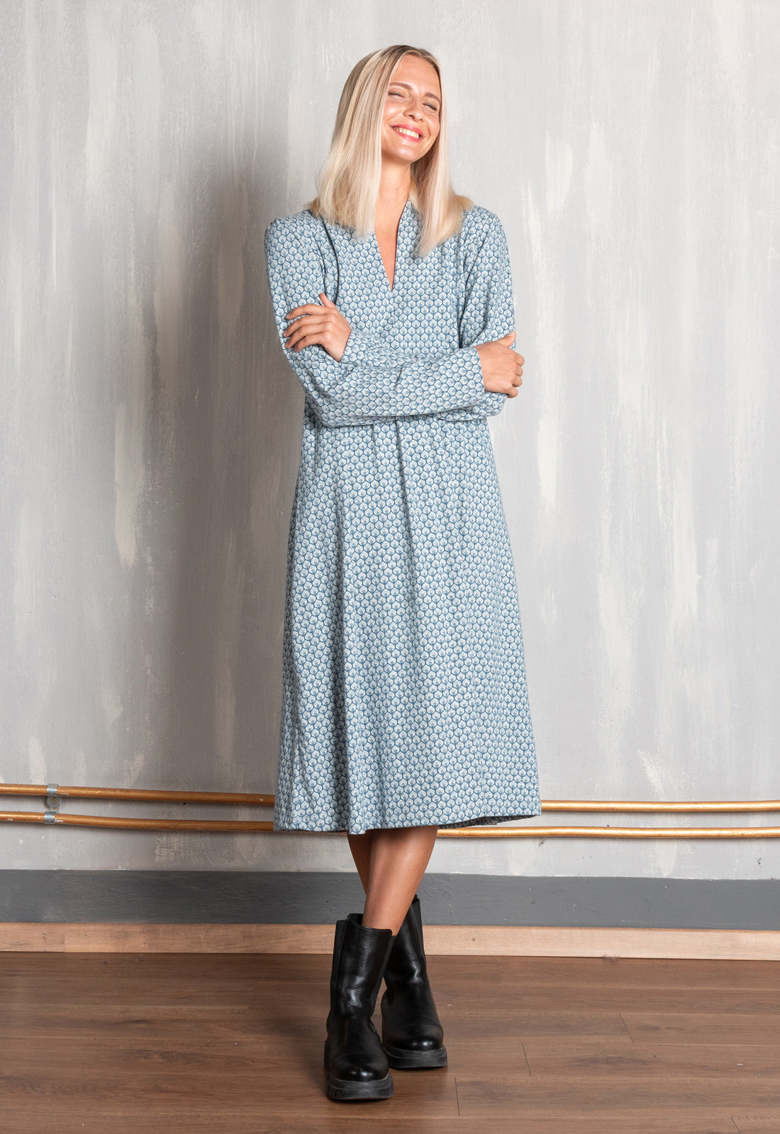 W25Dress-G4 – Kleid mit hohem Kragen & V-Ausschnitt – GOTS-zertifiziert