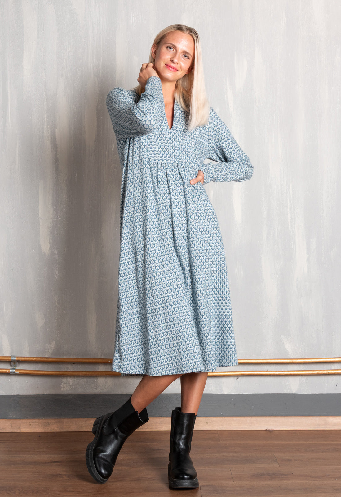 W25Dress-G4 – Kleid mit hohem Kragen & V-Ausschnitt – GOTS-zertifiziert