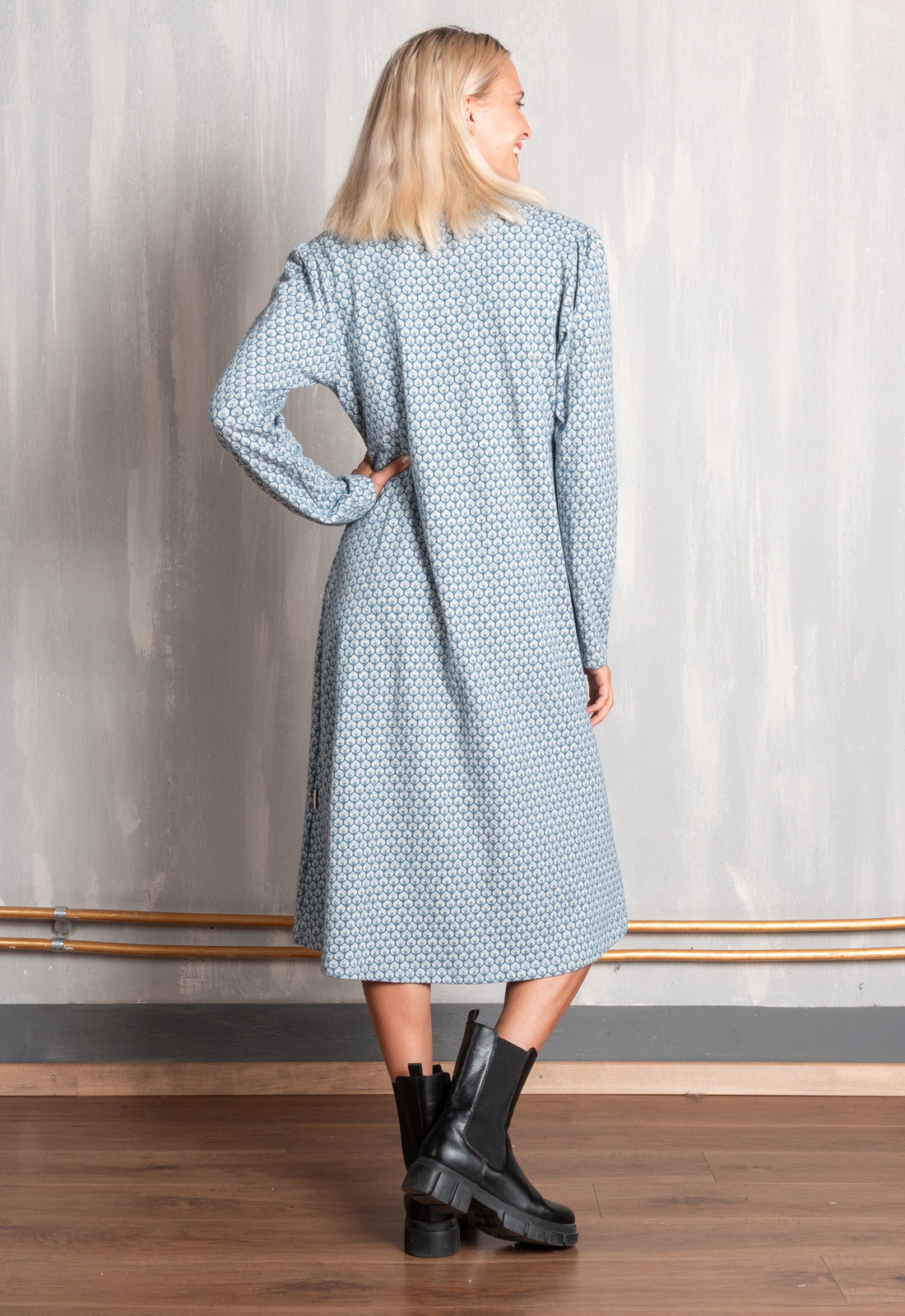 W25Dress-G4 – Kleid mit hohem Kragen & V-Ausschnitt – GOTS-zertifiziert