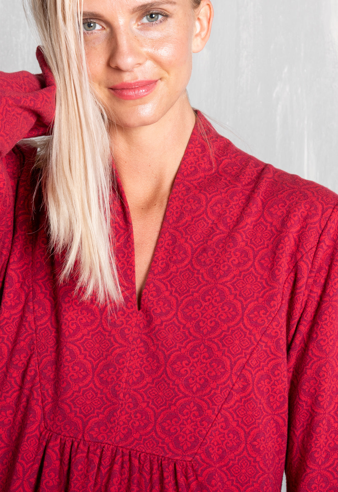 W25Dress-G4 – Kleid mit hohem Kragen & V-Ausschnitt – GOTS-zertifiziert