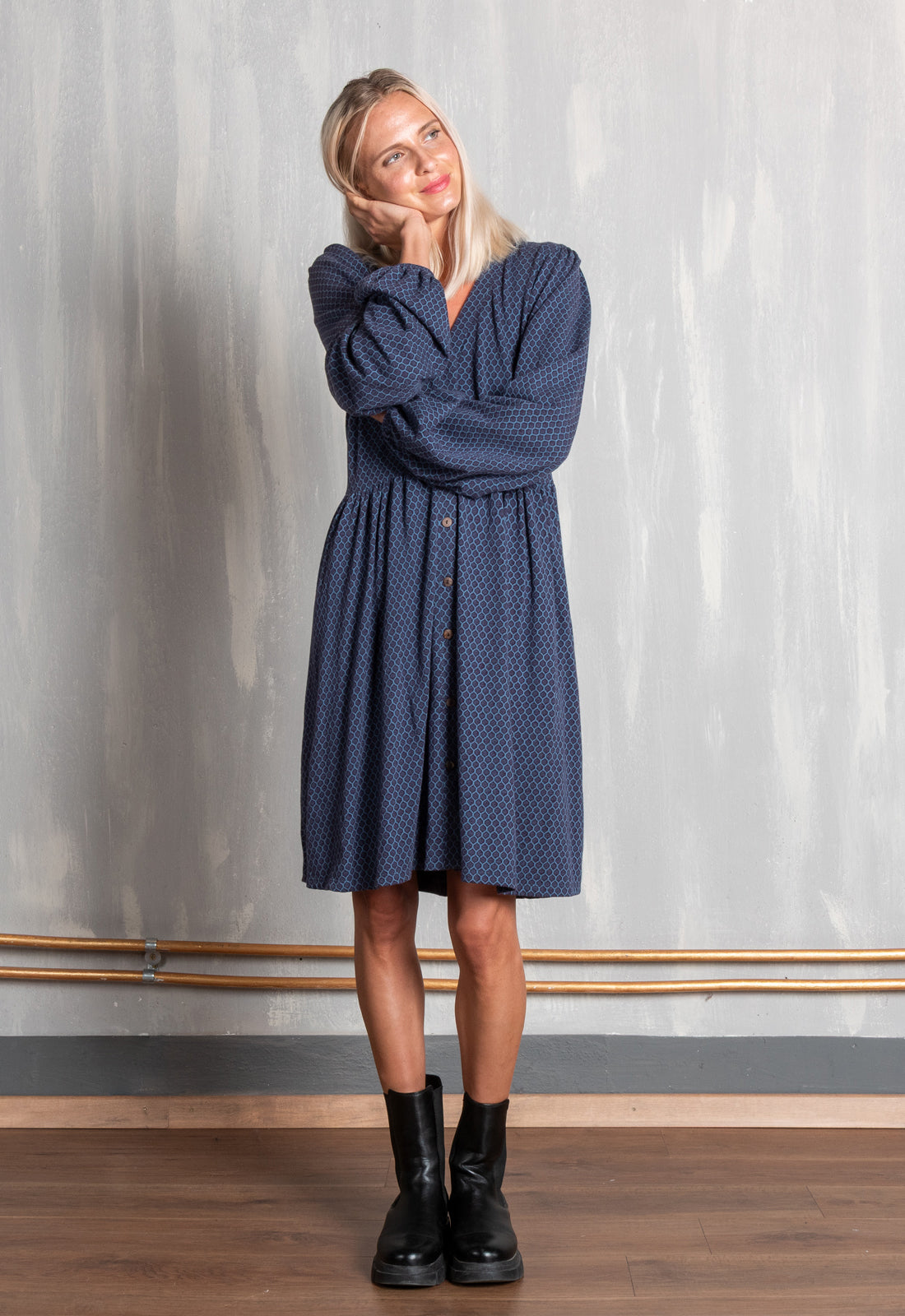 W25Dress-G8 – Klassisches Kleid mit Knopfleiste & V-Ausschnitt – GOTS-zertifiziert
