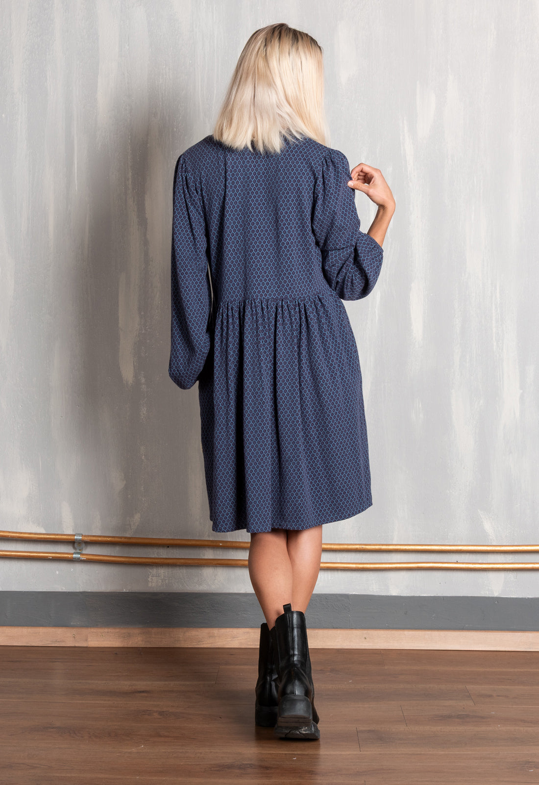 W25Dress-G8 – Klassisches Kleid mit Knopfleiste & V-Ausschnitt – GOTS-zertifiziert