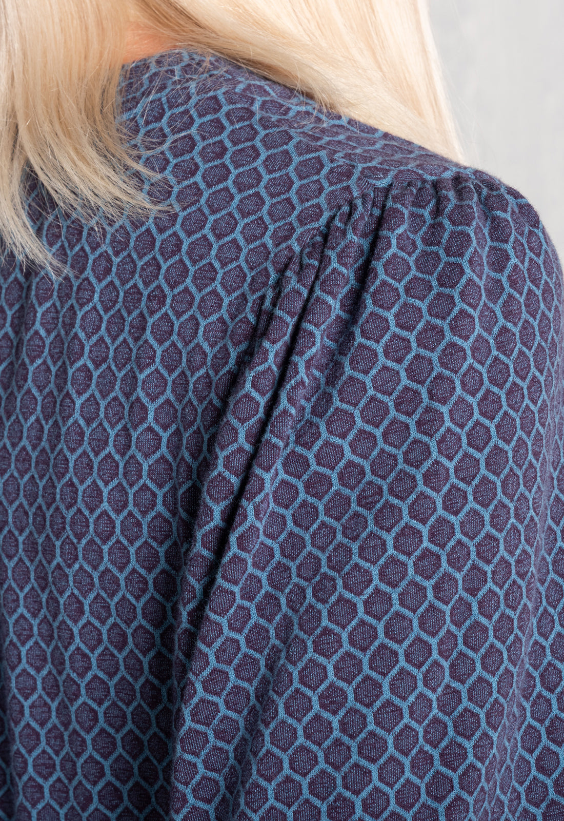 W25Dress-G8 – Klassisches Kleid mit Knopfleiste & V-Ausschnitt – GOTS-zertifiziert