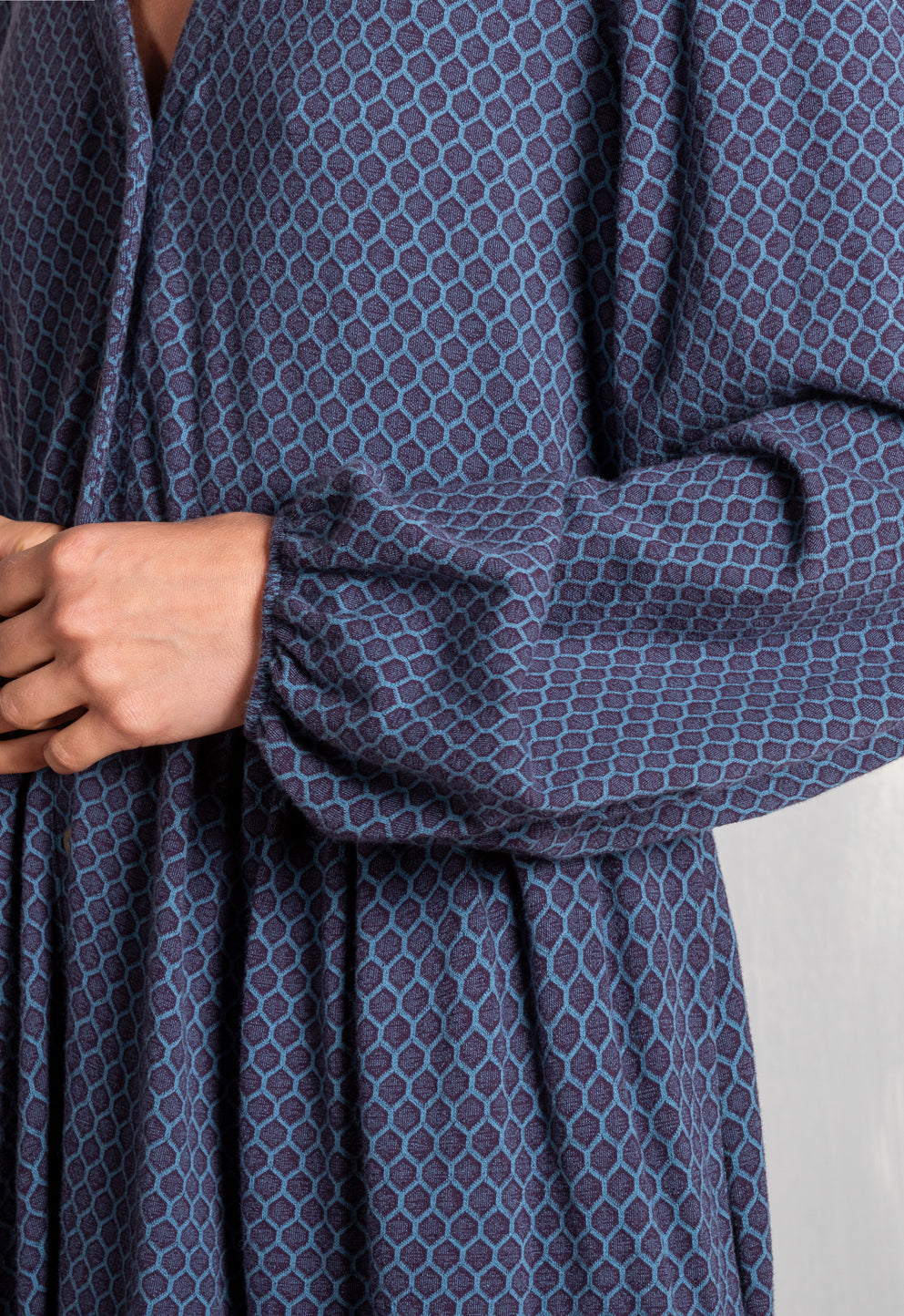 W25Dress-G8 – Klassisches Kleid mit Knopfleiste & V-Ausschnitt – GOTS-zertifiziert