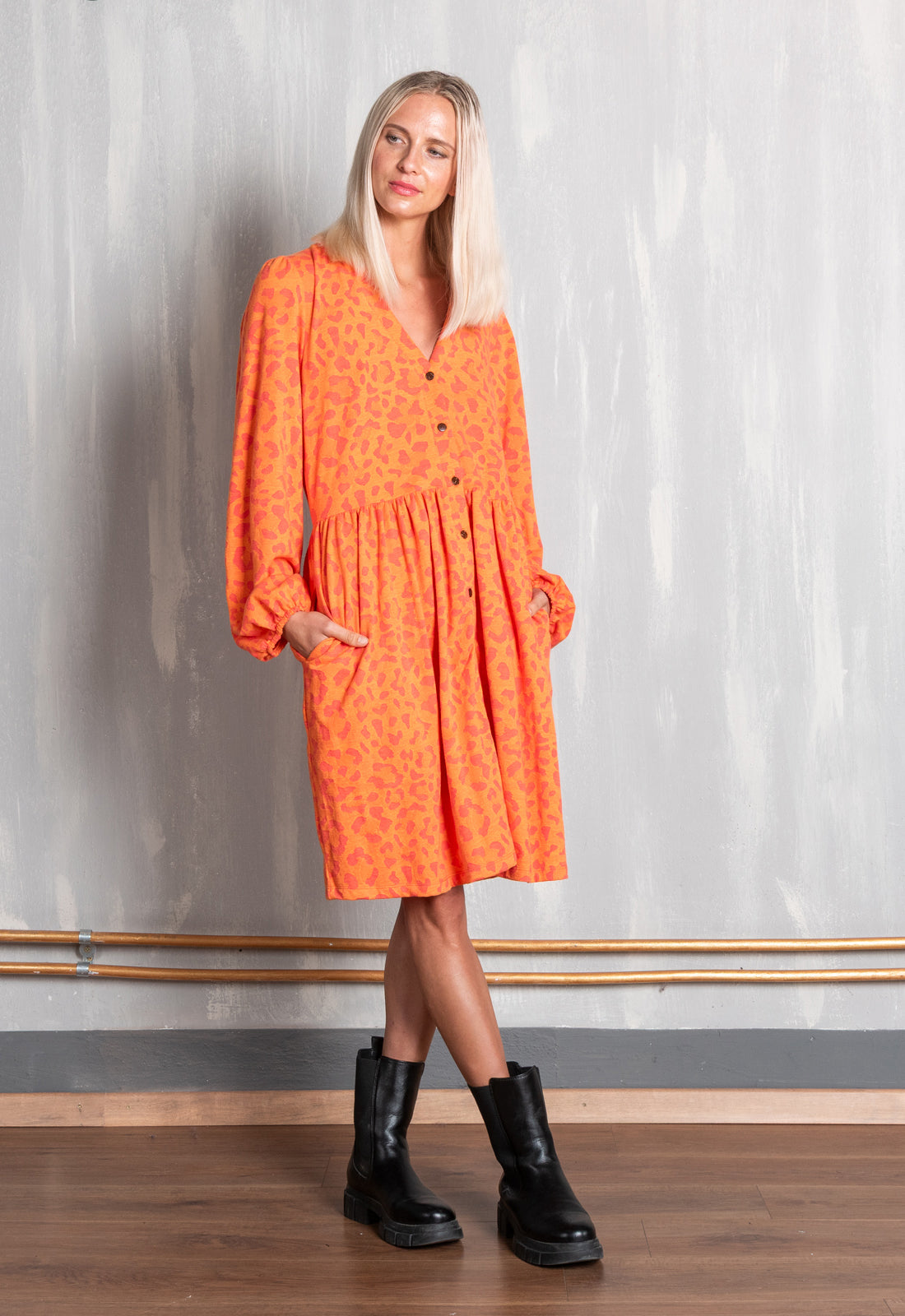 W25Dress-G8 – Klassisches Kleid mit Knopfleiste & V-Ausschnitt – GOTS-zertifiziert