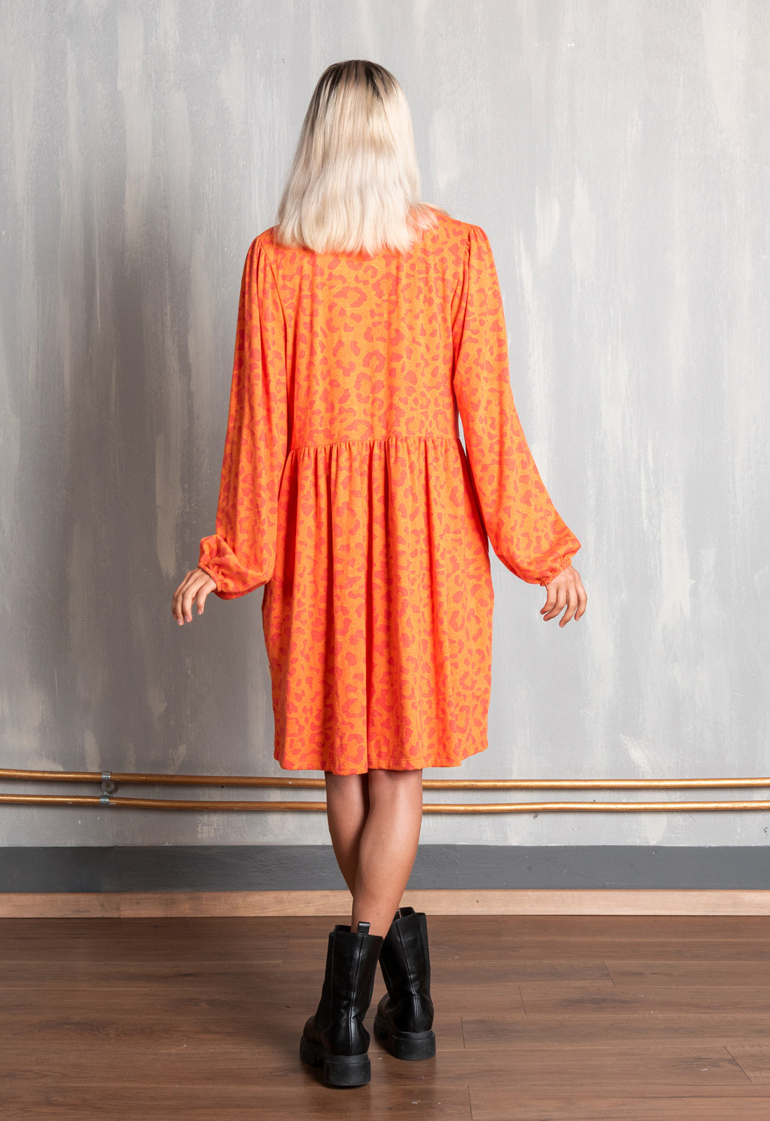 W25Dress-G8 – Klassisches Kleid mit Knopfleiste & V-Ausschnitt – GOTS-zertifiziert