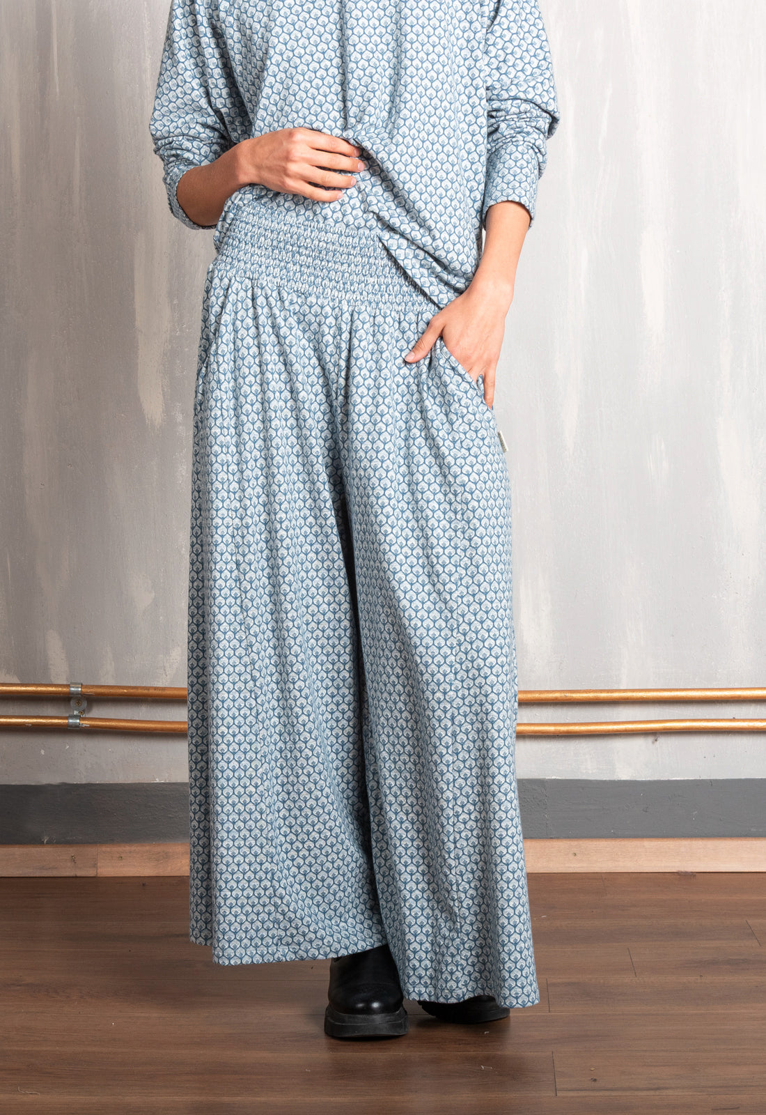 W25Pants-G2 – Weite Hose mit gesmoktem Bund – GOTS-zertifiziert