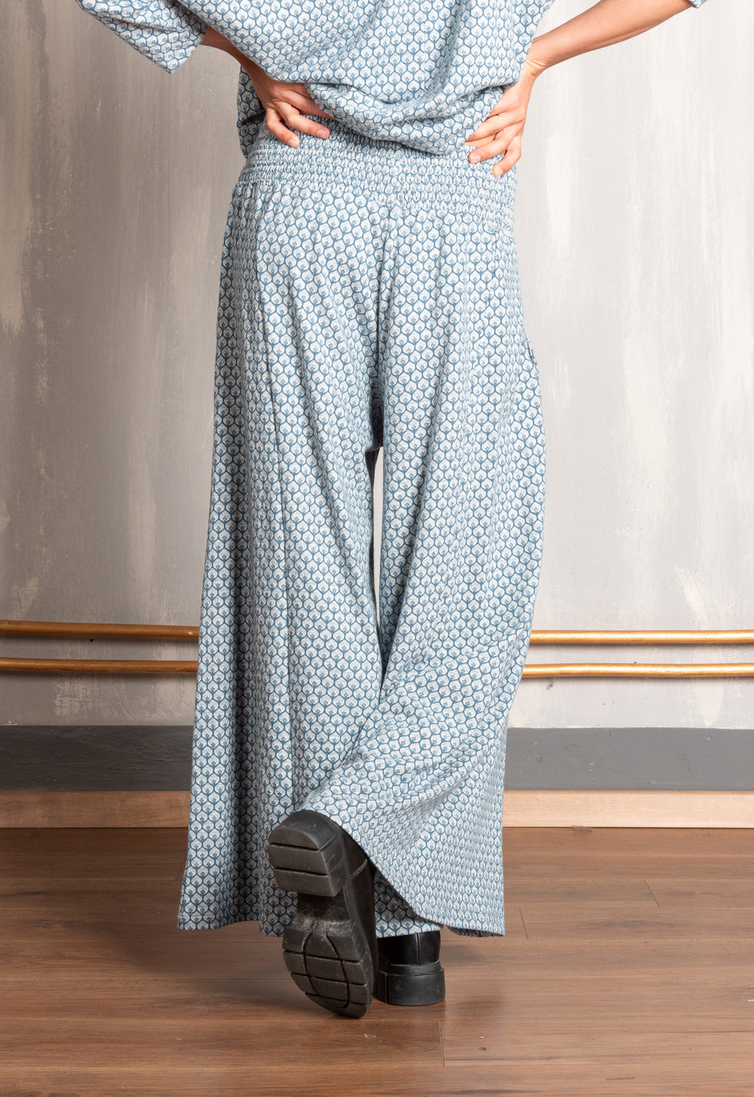 W25Pants-G2 – Weite Hose mit gesmoktem Bund – GOTS-zertifiziert