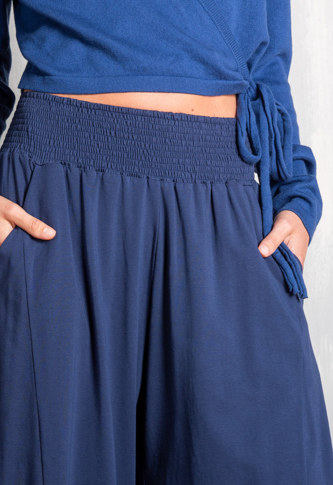 W25Pants-G2 – Weite Hose mit gesmoktem Bund – GOTS-zertifiziert