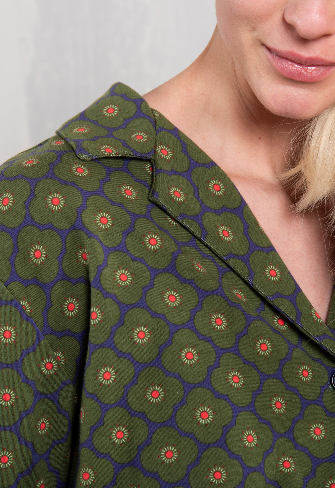 W26Blouse-OC4 – lockere Jerseybluse aus Bio-Baumwolle mit Reverskragen