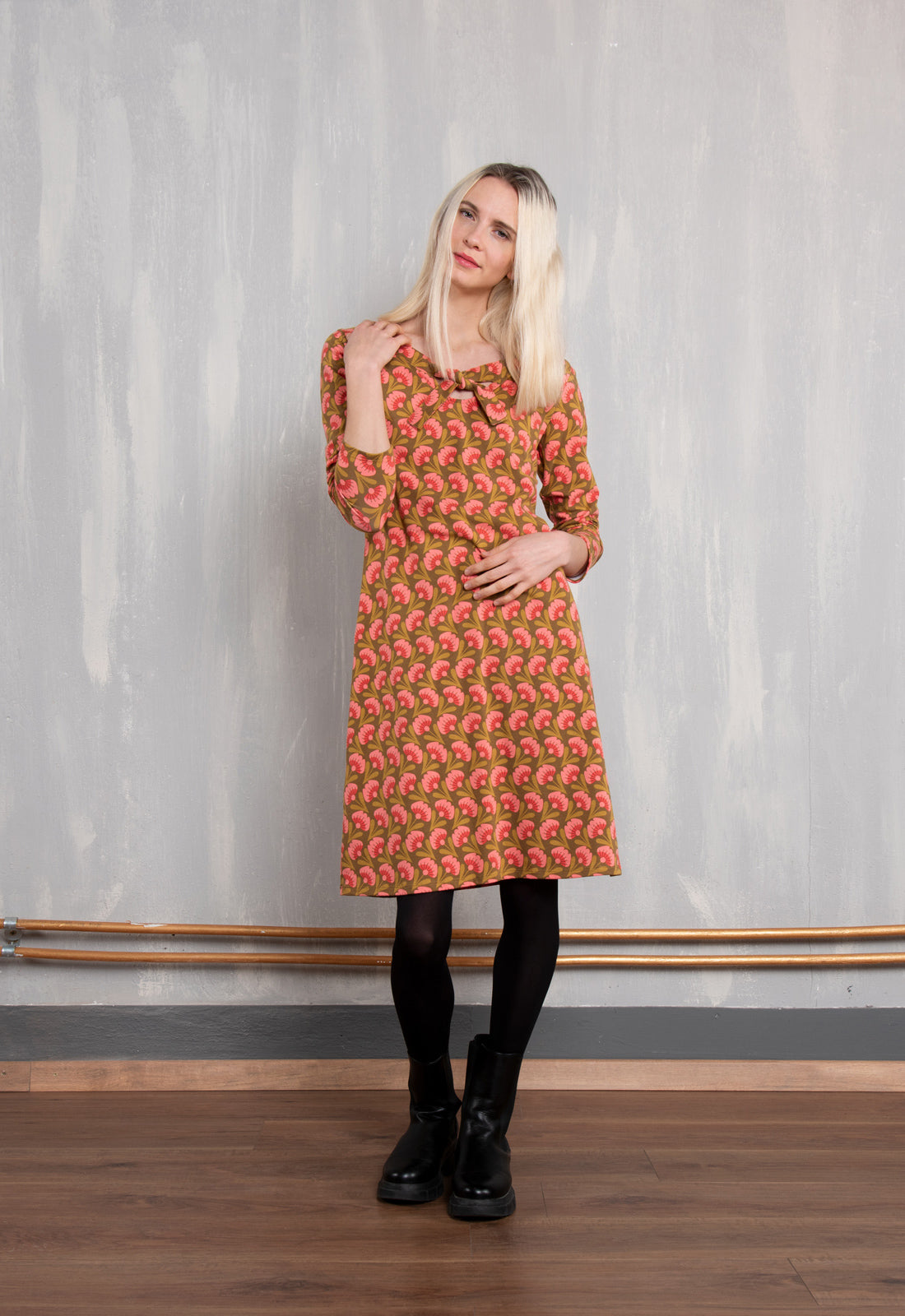 W26Dress-OC1 – leicht ausgestelltes Bio-Baumwollkleid mit Bindebändern