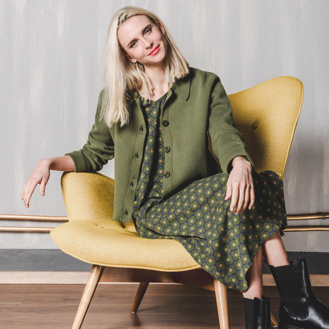 W26Dress-OC4 – langes Bio-Baumwollkleid mit V-Ausschnitt und Prinzessnähten