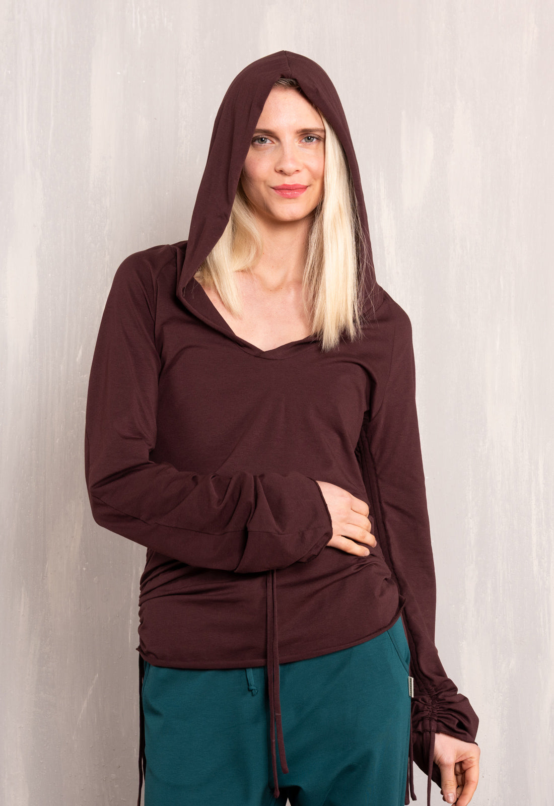 W26Top-G3 – Langarmshirt mit Kapuze und variabler Raffung
