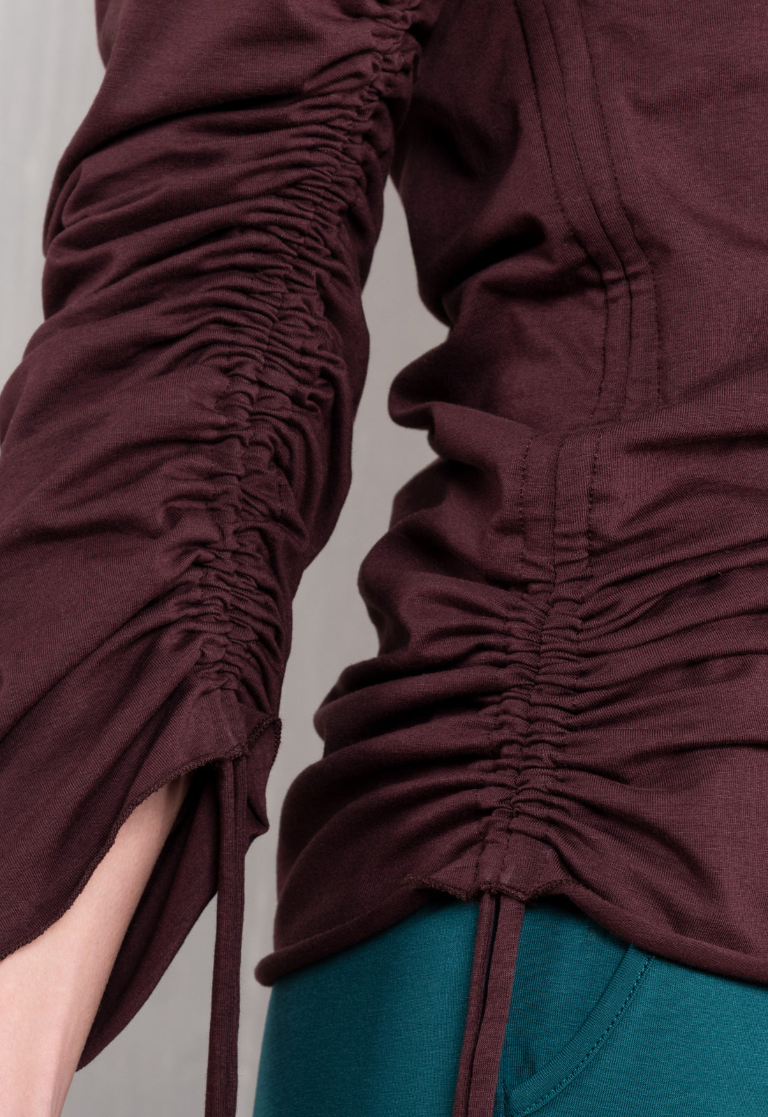 W26Top-G3 – Langarmshirt mit Kapuze und variabler Raffung