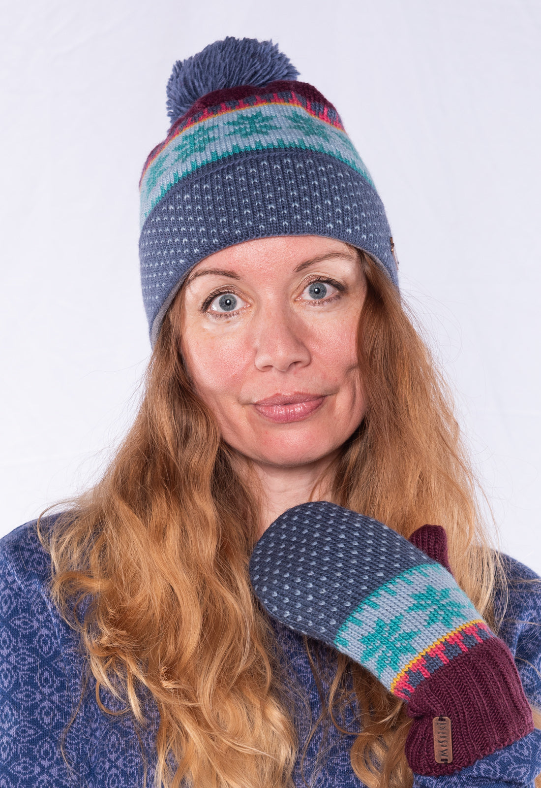 Deki bobble hat